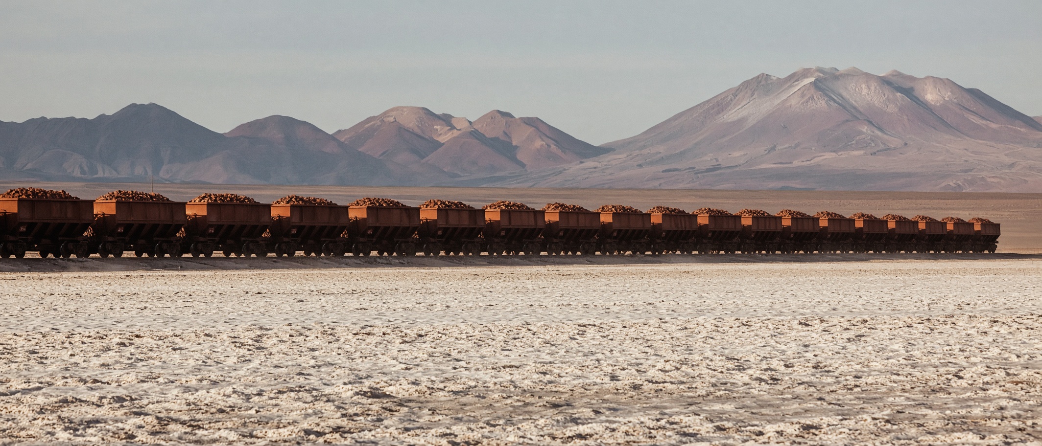 Tren de tolvas de mineral cruzando un salar del Atacama.